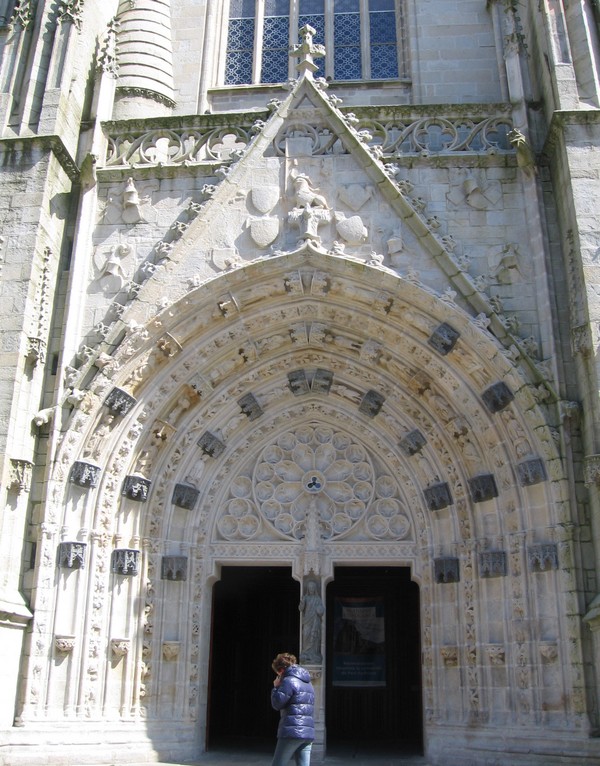 Les entrées de la cathédrale sont richement décorées